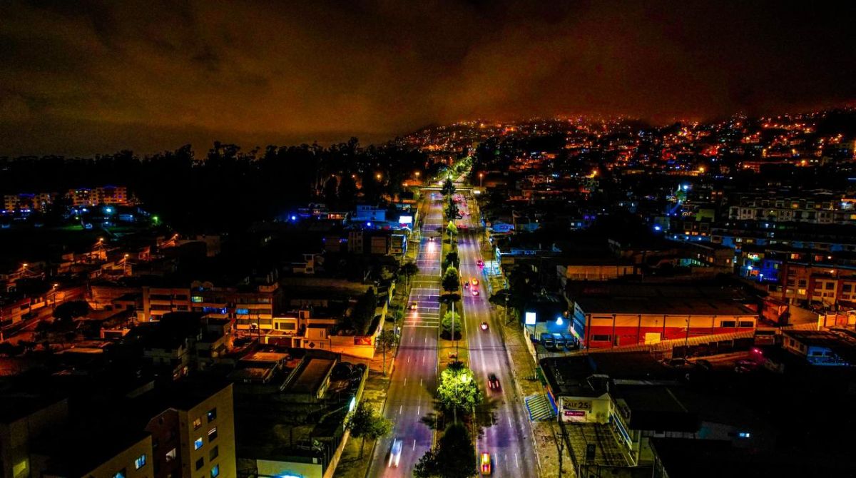 Durante la madrugada del domingo 5 de marzo de 2023 varios barrios se quedarán sin luz. Foto: Twitter @ElectricaQuito