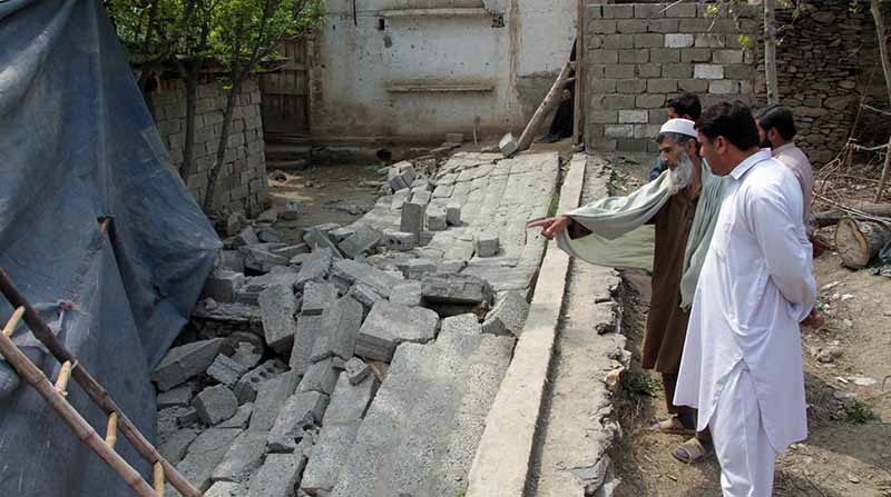 Al menos 13 personas murieron y 230 resultaron heridas en Afganistán y Pakistán, afirmaron este miércoles fuentes oficiales de ambos países, un día después de que un terremoto. Foto: EFE