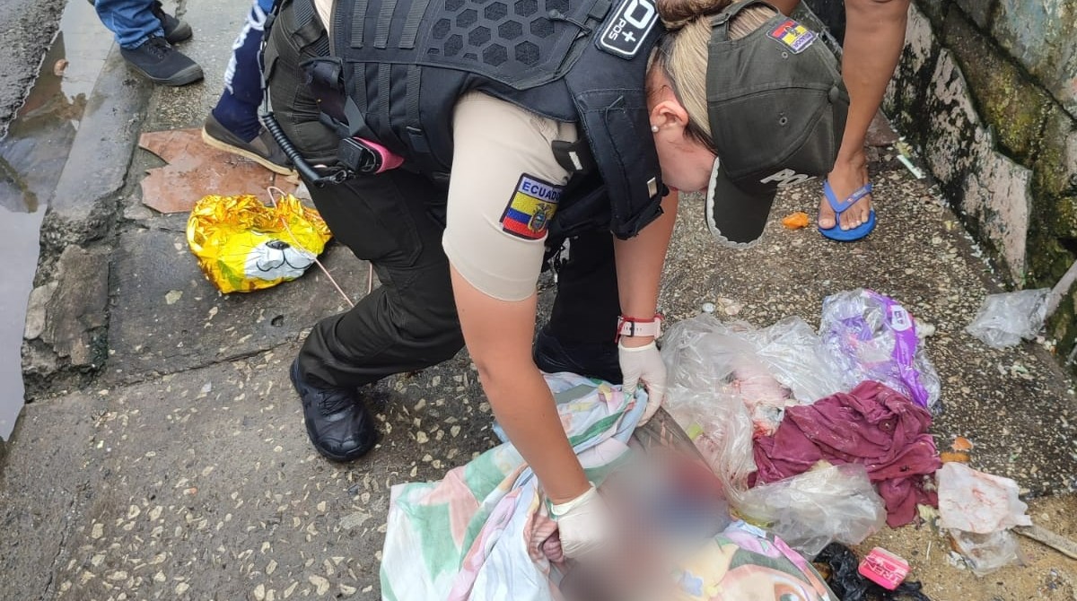 Una bebé de horas de nacida fue abandonada en la esquina de la 29 y la C en el suburbio de Guayaquil el martes 14 de marzo del 2023. Foto Policía Nacional