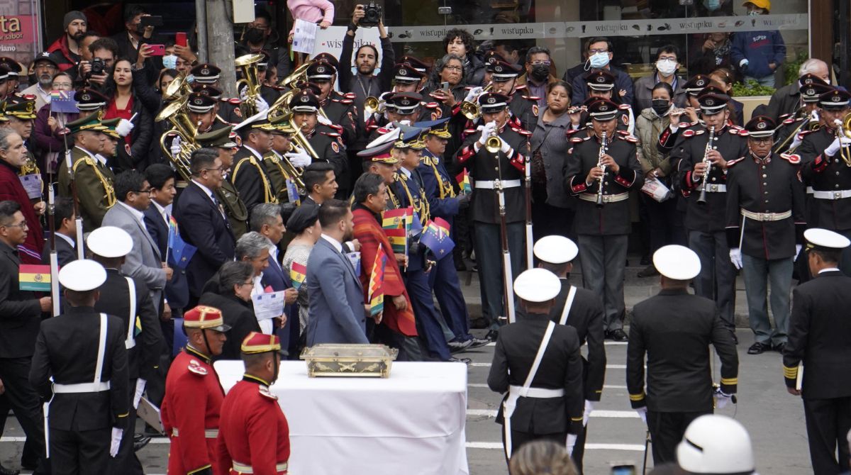 El presidente en ejercicio de Bolivia, David Choquehuanca (c-i), y altos mandos militares. Foto: EFE