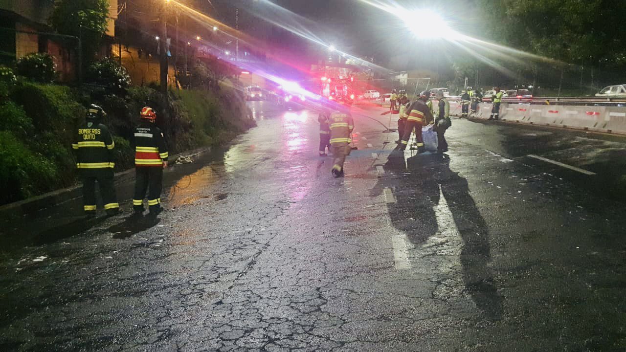 Los bomberos colocaron material absorbente sobre el aceite derramado en la vía. Foto: Bomberos Quito