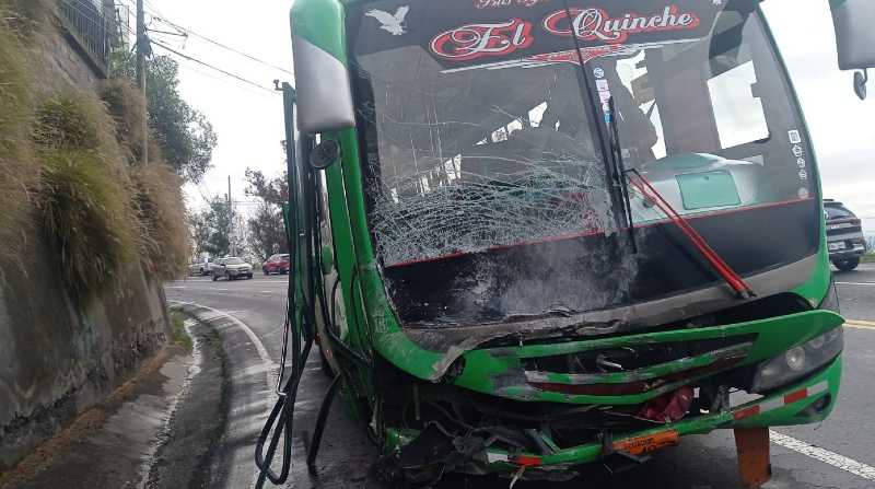 Dos automotores colisionaron en la mañana de este viernes en Quito. Foto: Cortesía Twitter Bomberos Quito
