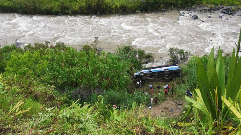 El bus cayó en un barranco en Cotacachi y quedó a pocos metros del agua del río. Foto: Cortesía ECU 911