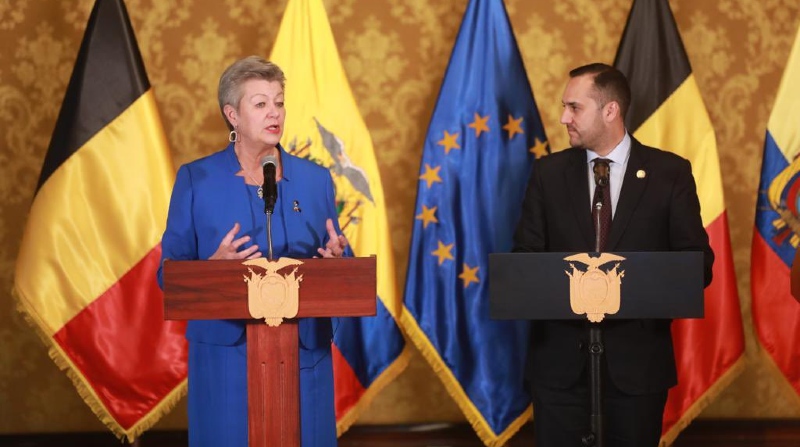 La comisaria europea de Asuntos de Interior, Ylva Johansson, se reunió con el canciller ecuatoriano, Juan Carlos Holguín. Foto: Cancillería de Ecuador