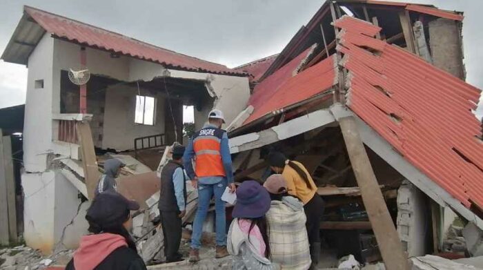 En la parroquia rural de Baños, en Cuenca, colapsó dos viviendas por el movimiento del sismo del sábado. Foto: Twitter