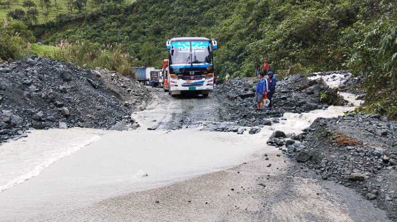 En el fin de semana, el Ministerio de Obras Públicas habilitó el paso en la vía E487, Balbanera-Pallatanga-Cumandá, en la provincia de Chimborazo. Foto: Cortesía Twitter Ministerio