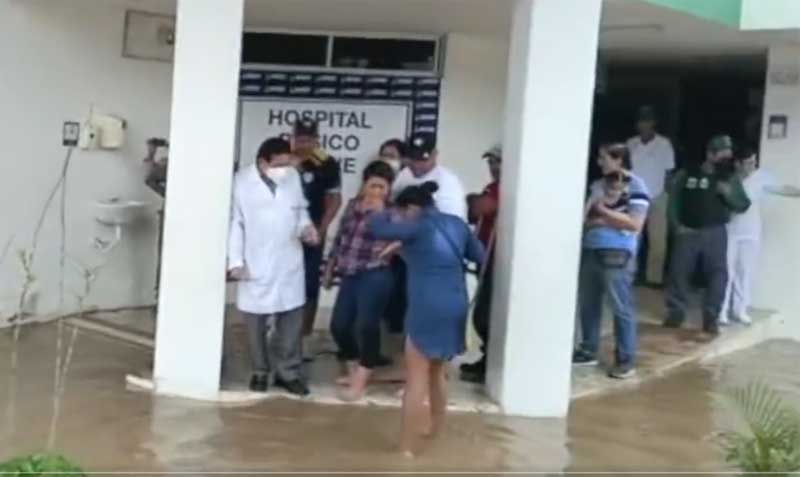 Las fuertes lluvias afectaron la operatividad del Hospital Básico de Chone. Foto: captura
