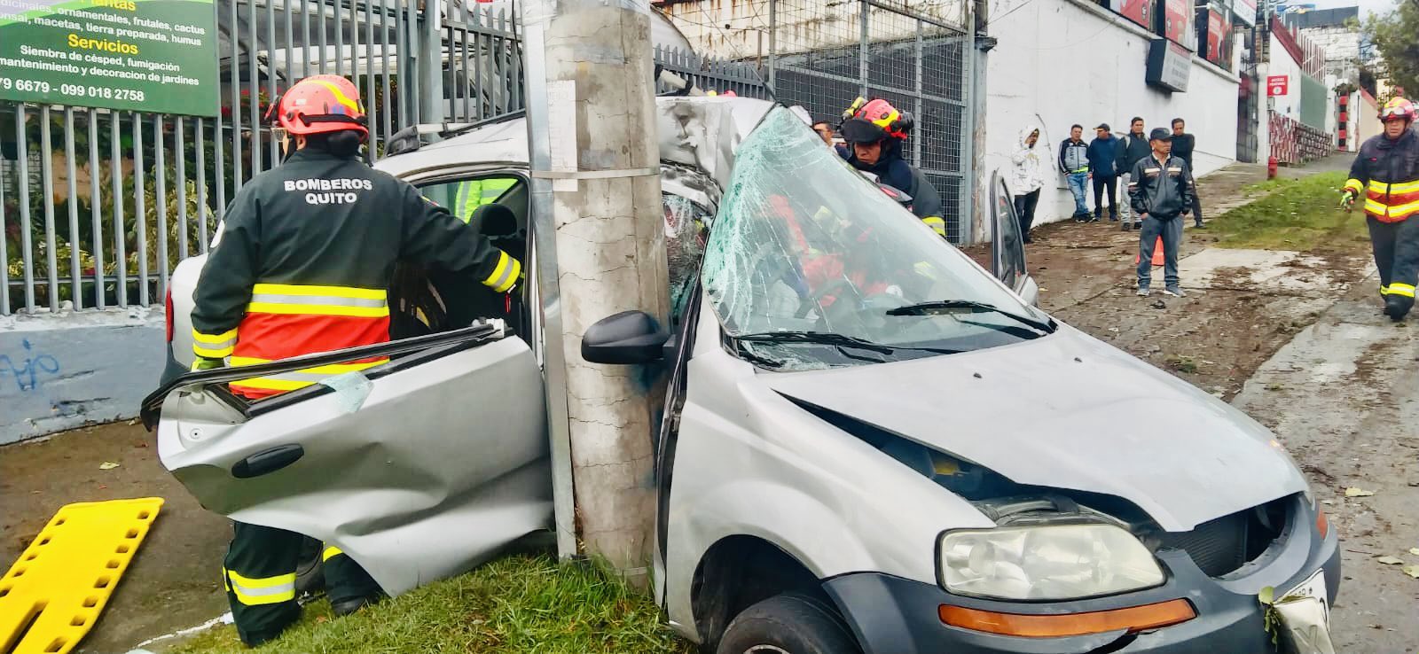 El siniestro de tránsito en El Condado dejó una víctima mortal. Foto: Cuerpo de Bomberos Quito