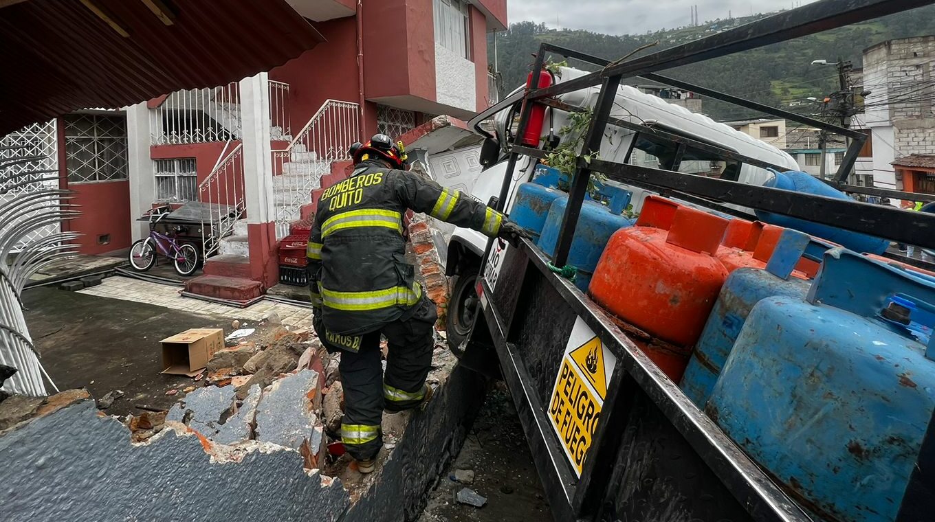 El camión de gas chocó contra el cerramiento de una cas en La Vicentina, norte de Quito. Foto: Twitter Bomberos Quito