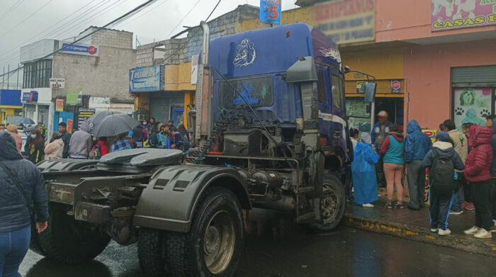 Un choque de un cabezal contra un local se registró en el sur de Quito. Foto: Twitter AMT