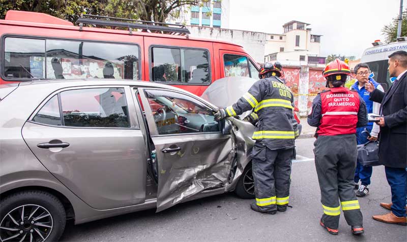 Dos autos chocaron en las calles Francisco Robles y Reina Victoria, en el norte de Quito. Foto: Twitter Bomberos Quito
