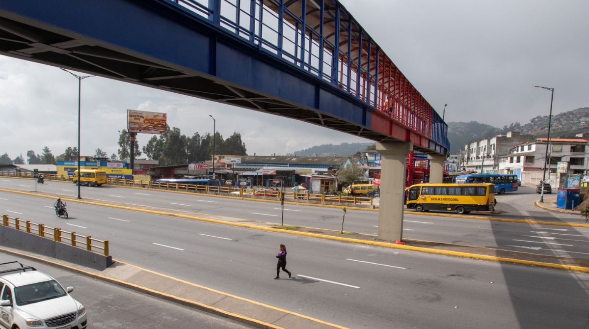 El puente peatonal inició su construcción en octubre de 2022. Foto: Carlos Noriega / EL COMERCIO