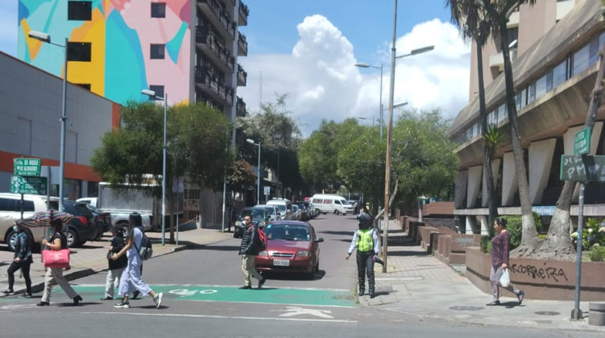 La AMT dijo que se cerraron intersecciones de vías en el sector de La Mariscal, en el norte de Quito. Foto: Twitter AMT