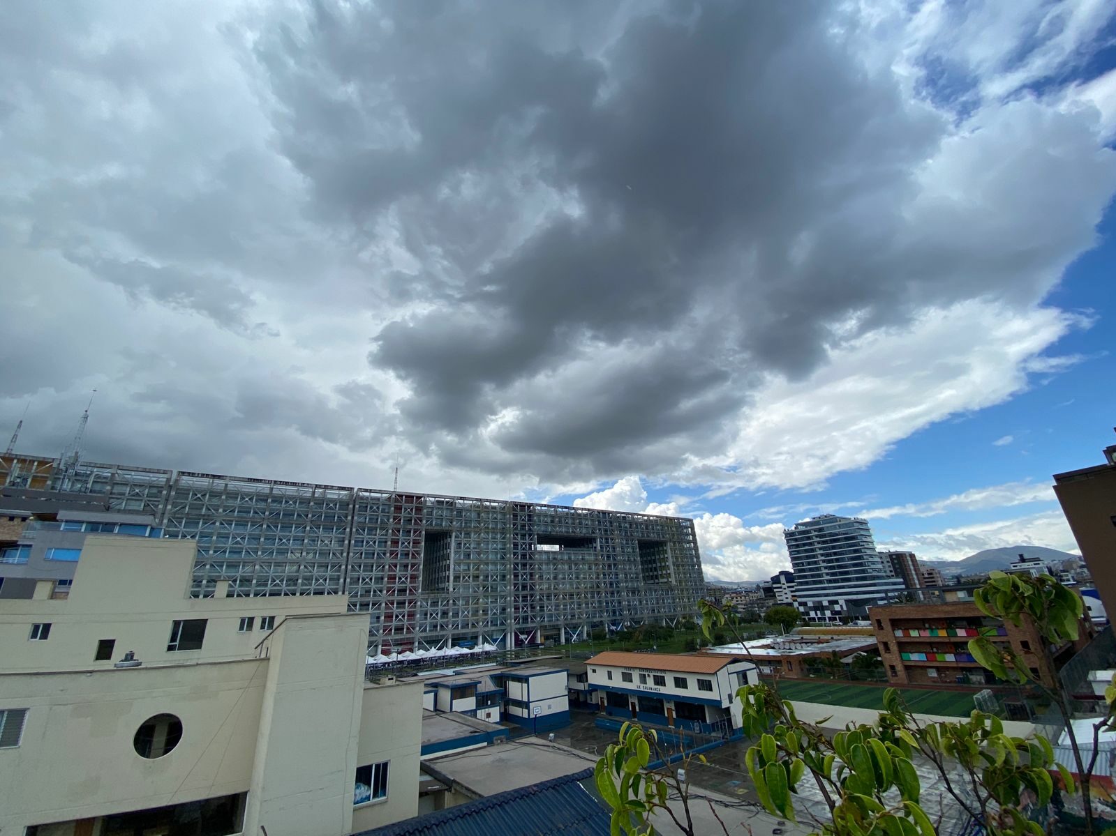 En sectores del sur y suroriente de Quito se registraron lluvias, mientras un fuerte sol se apreciaba en sectores del norte de la capital. Foto: María José Aguilar/ EL COMERCIO
