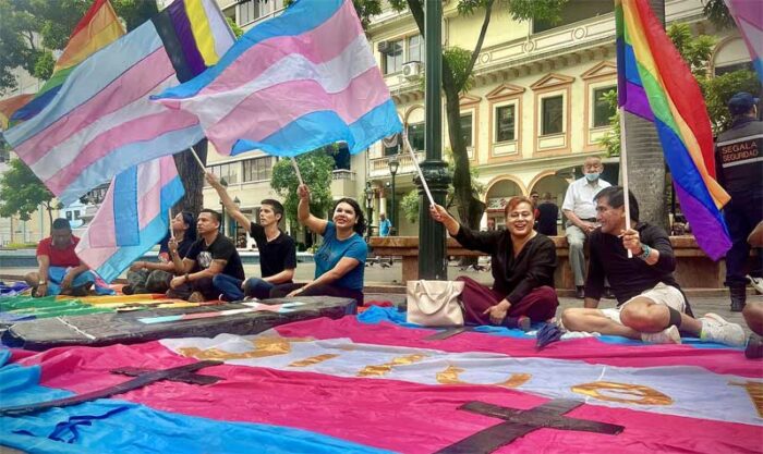 En Guayaquil se realizó un plantón exigiendo justicia por los transfemicidios y asesinatos Lgbt+. Foto: Twitter Silueta X