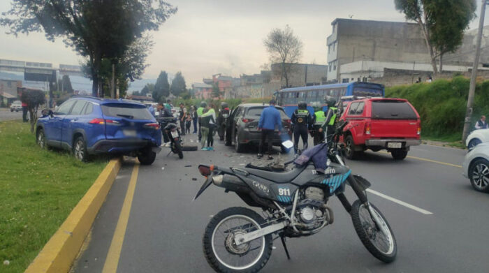 Una colisión de dos vehículos obligó a cerrar el paso en un carril de la av. Simón Bolívar. Foto: Twitter AMT