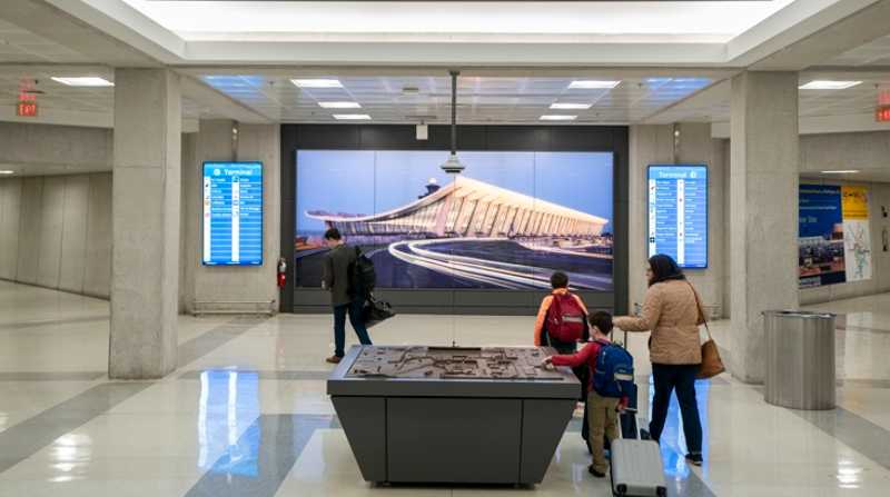 Personas caminando en el Aeropuerto Internacional Dulles en Virginia (EE.UU.) Foto: EFE