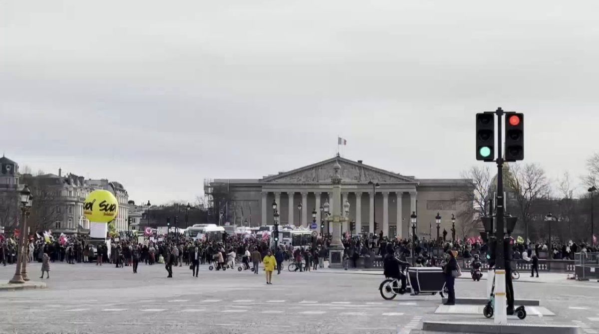 Los franceses protestan en las calles para rechazar la polémica reducción de las pensiones. Foto: EFE