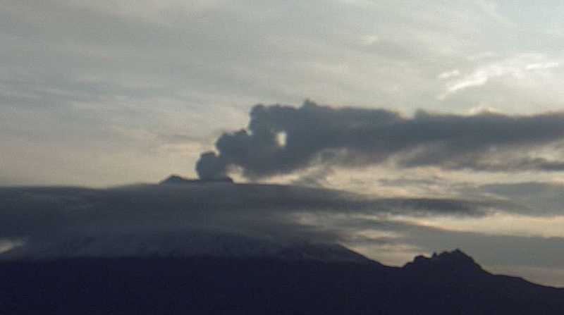 Volcán Cotopaxi emana cenizas este viernes 10 de marzo de 2023. Foto: Cortesía Twitter IG