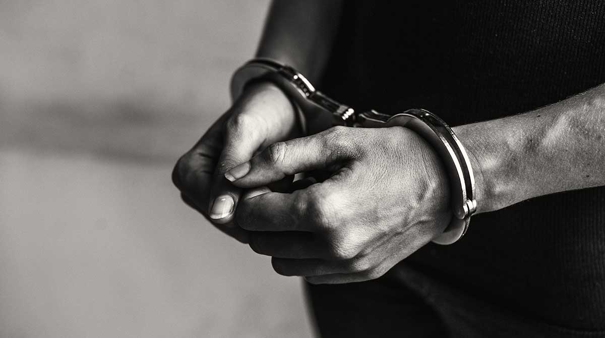 Dos hombres fueron detenidos en Cochapamba como presuntos implicados en hechos de extorisión tipo vacuna. Foto: Freepik