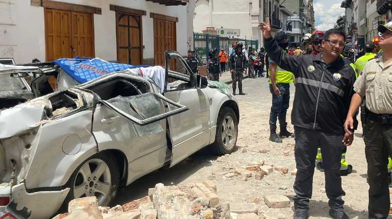 La fachada de una vivienda colapsó en Cuenca y dejó una persona fallecida. Foto: Cortesía @PoliciaEcuador