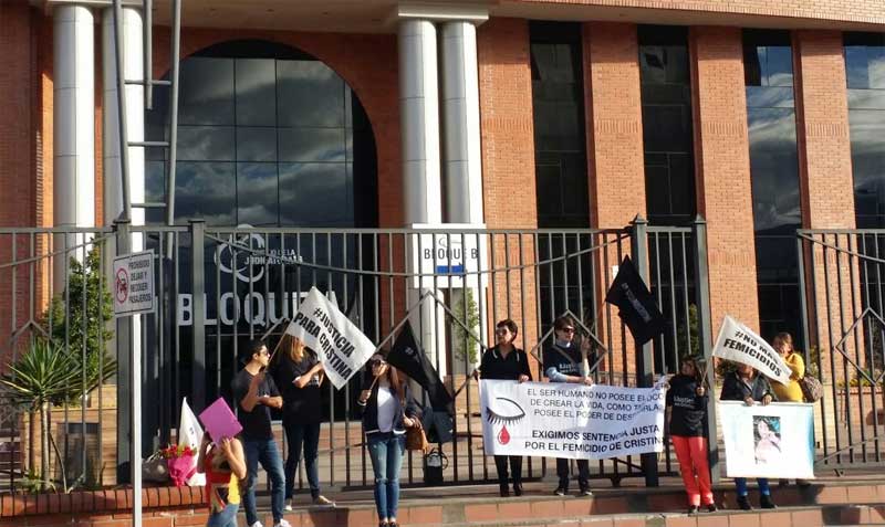 En junio del 2017, afuera del Complejo Judicial de Cuenca, familiares y amigos de Cristina Palacio realizaron un plantón para exigir justicia por su femicidio. Foto: Twitter @Sanchezmendieta