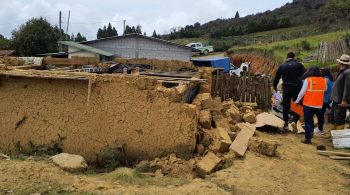 Autoridades del Ministerio de Educación y de Gestión de Riesgos recorren zonas afectadas por el sismo en Azuay. Foto: Twitter Riesgos Ecuador