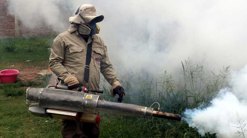 Un funcionario fumiga para combatir el dengue, en una fotografía de archivo. Foto: EFE/Juan Carlos Torrejó