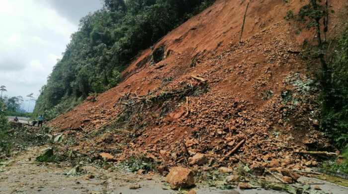 Luego del sismo de 6.5 en Ecuador, se registró un deslizamiento de tierra en el sector Tamarindo km 98 de la vía E582 Cuenca-Molleturo. Foto: CTE