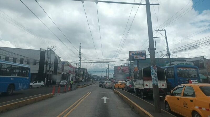 El contraflujo que se aplicó en el sector El Recreo modificó el tránsito en el carril exclusivo del Trolebús, en el sur de Quito. Foto: Twitter AMT