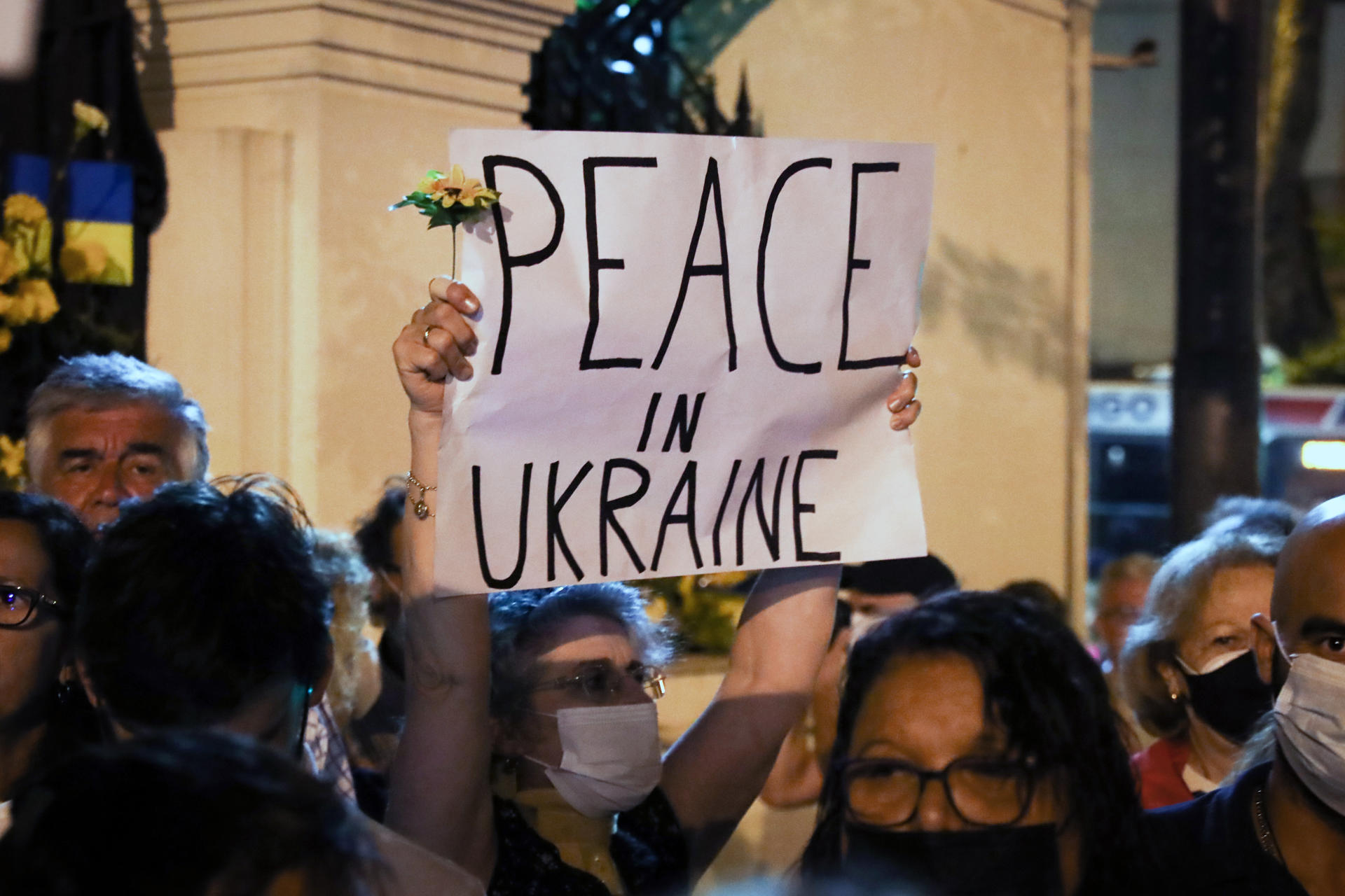 Persona muestra un cartel en el que se lee "Paz en Ucrania" durante una protesta. Foto: Agencia EFE