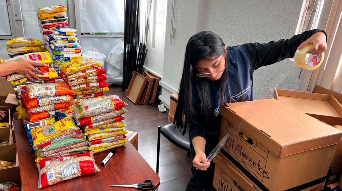 El Municipio de Quito y el MIES recolectan donaciones para los afectados del terremoto y del deslizamiento en Alausí. Foto: Patricio Terán / EL COMERCIO