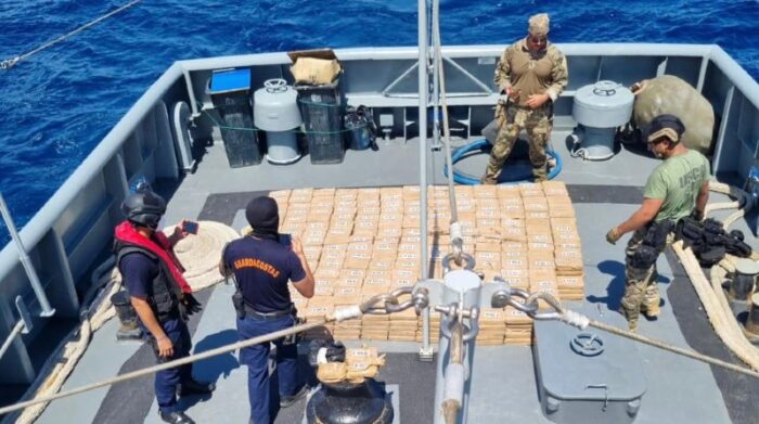 987 paquetes de droga fueron decomisados en una embarcación en Galápagos. Foto: Armada del Ecuador