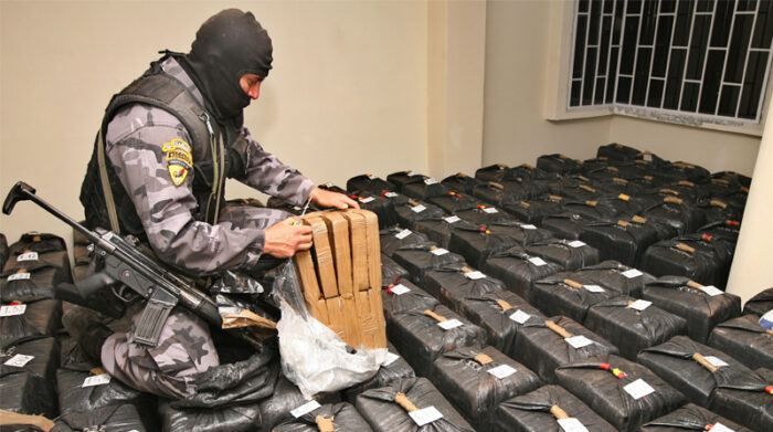 Imagen referencial. Agentes de las unidades antidrogas de la Policía Nacional incautaron cerca de 4 toneladas de cocaína en cargamento de duraznos enlatados. Foto: Archivo / EL COMERCIO
