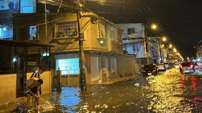 En el cantón Durán se vivía una paradoja, muchos puntos de la ciudad estaban inundados, mientras no había distribución de agua potable a causa de las lluvias. Foto cortesía Ferrodiario
