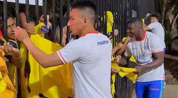 Ángel Mena y Moisés Caicedo, jugadores de la Selección de Ecuador firman camisetas de la afición en Australia. Foto: Captura de pantalla