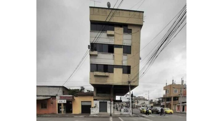 El edificio icónico de Machala continúa de pie ante la incredulidad de transeúntes e internautas. Foto: Cortesía Facebook