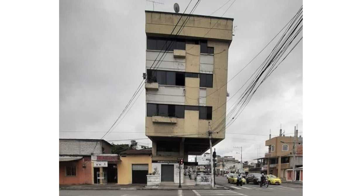 El edificio icónico de Machala continúa de pie ante la incredulidad de transeúntes e internautas. Foto: Cortesía Facebook