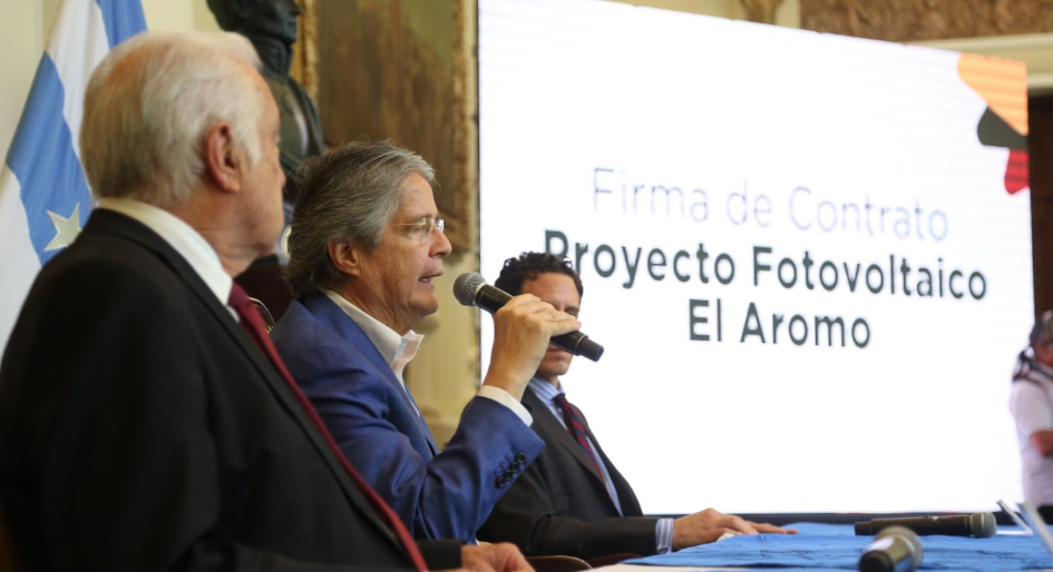 El presidente Guillermo Lasso firmó un contrato de gestión delegada, con una inversión de USD 145 millones en el proyecto fotovoltaico El Aromo. Foto: Presidencia