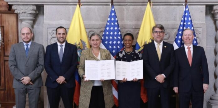 El Sercop y la Agencia de Comercio y Desarrollo de los Estados Unidos firmaron un acuerdo. Foto: Embajada de EE.UU. en Ecuador