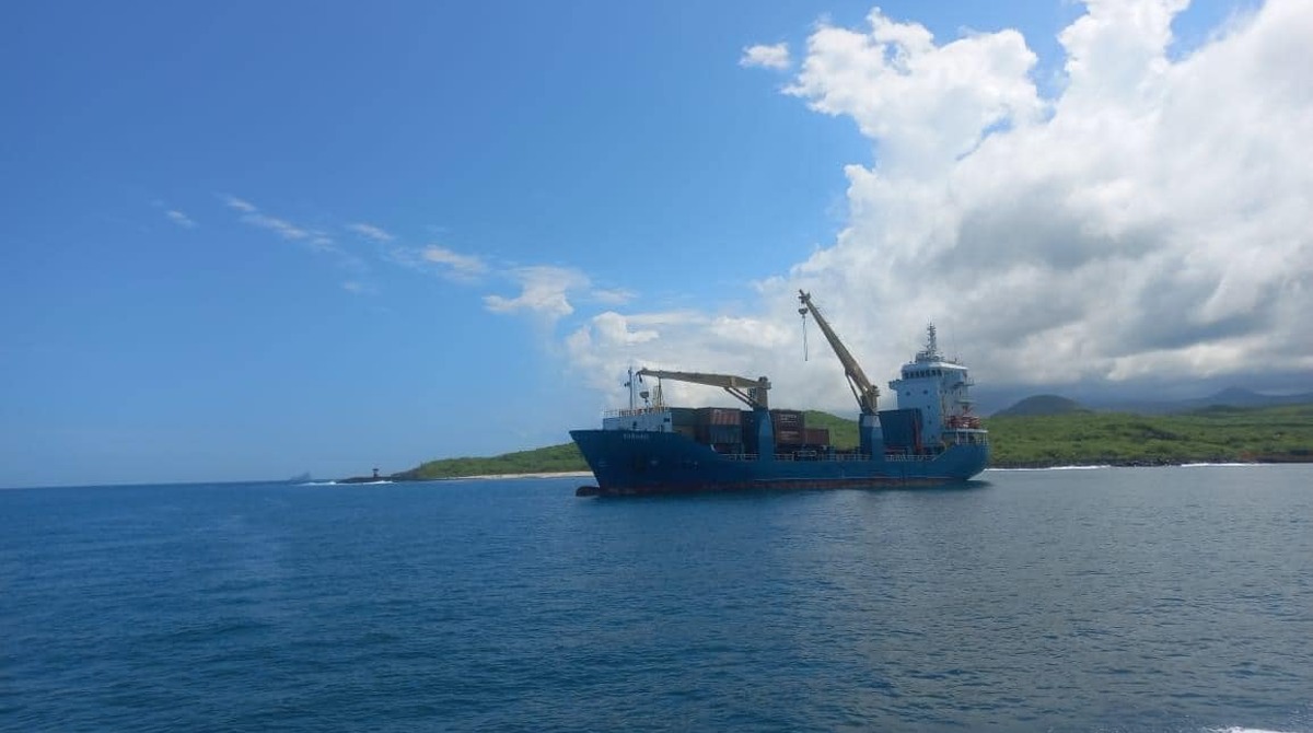 La embarcación 'Isla de la Plata' sufrió un desperfecto que la dejó fuera de funcionamiento. Foto: Galápagos Naciente