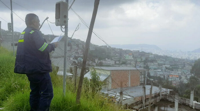 Trabajadores de la Empresa Eléctrica trataban de restablecer el servicio de luz, luego de los cortes registrados por la tormenta eléctrica. Foto: Twitter EEQ