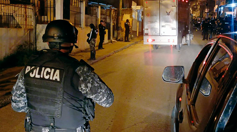 Unidades de la Policía se encuentran desplegados en el sitio del ataque armado de la Directora de la cárcel de mujeres de Esmeraldas.. Foto: Policía
