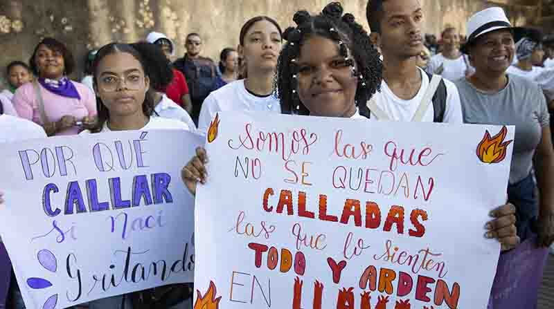 Centenares de mujeres dominicanas exigieron este sábado, 4 de marzo, la despenalización del aborto y que se reduzcan los niveles de mortalidad materna, entre otras demandas, y advirtieron al liderazgo político de que su "indiferencia" ante sus reclamos "les va a costar en las elecciones" el año próximo. Foto: EFE