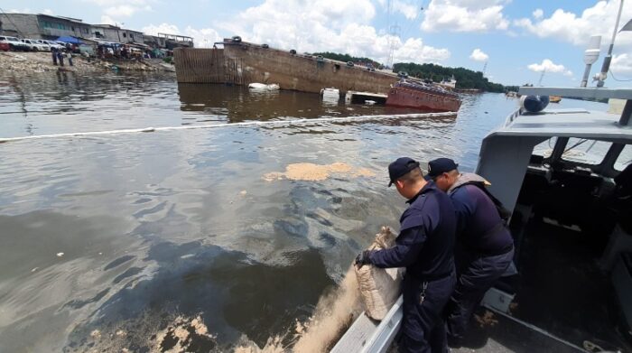 Personal naval trabaja para contener el derrame de combustible. Foto: Armada del Ecuador