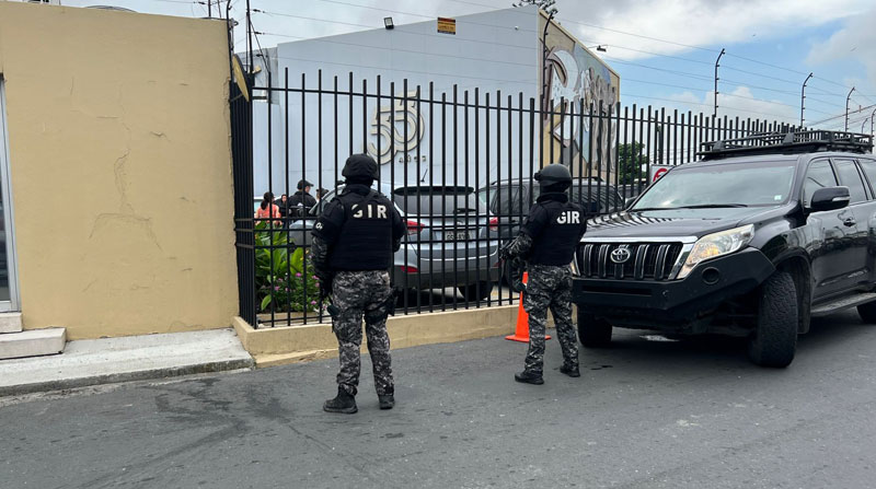 Agentes del GIR custodiaron los exteriores del canal en donde ocurrió el atentado contra Lenin Artieda. Foto: Twitter Policía Nacional