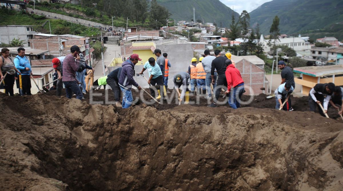 Moradores de Alausí ayudando con los trabajos de rescate y limpieza. Foto: Julio Estrella / EL COMERCIO