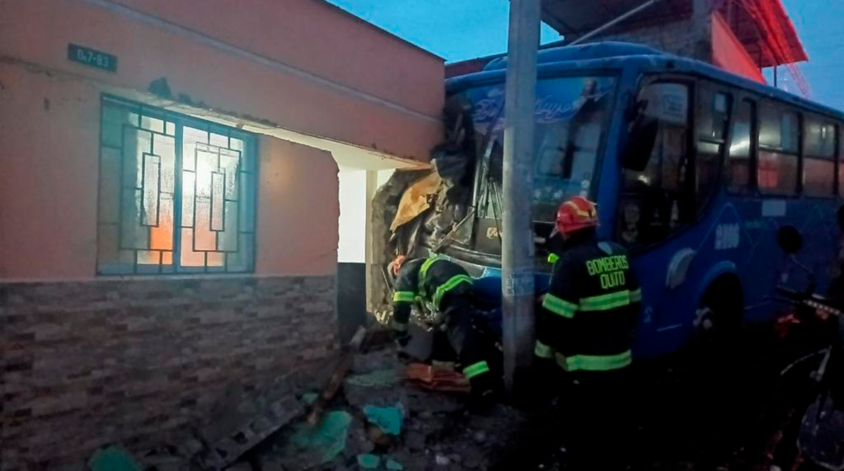 El bus se estrelló en la parte del dormitorio de la vivienda. Foto: Bomberos Quito