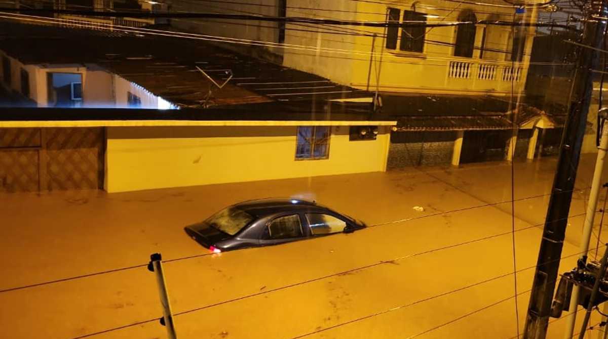 Decenas de calles y casas se inundaron por las lluvias en Guayaquil. Foto: Cortesía Twitter