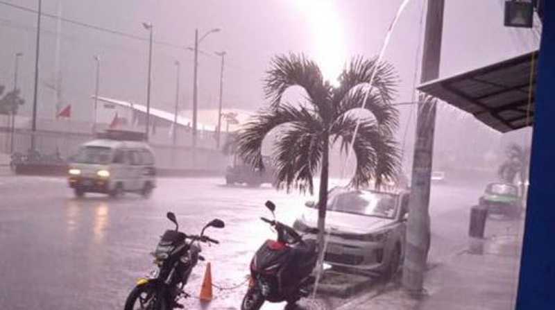 Tormentas eléctricas y lluvias se registraron en Guayaquil. Foto: Cortesía Twiter @servicioscnelep